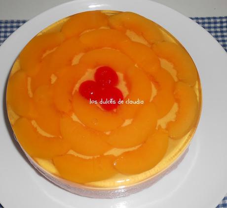 Torta helada con melocotones