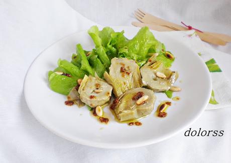 Alcachofas confitadas en aceite con salsa de mostaza Alcachofas confitadas en aceite con salsa de mostaza