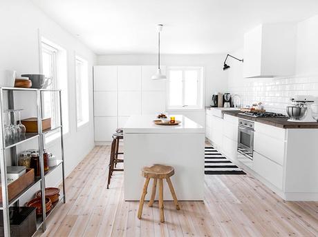 Vivienda nórdica: madera + blanco