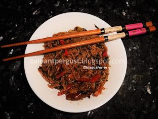 Wok de fideos de arroz, verduras y bacon