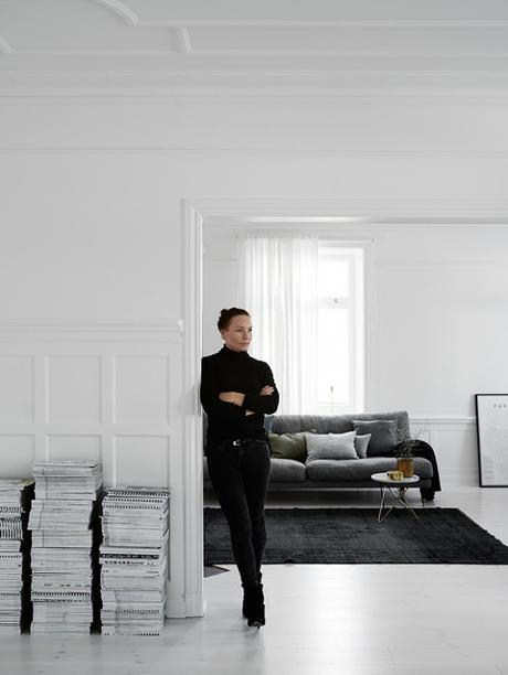 Únicamente decoración con molduras pilas de revistas