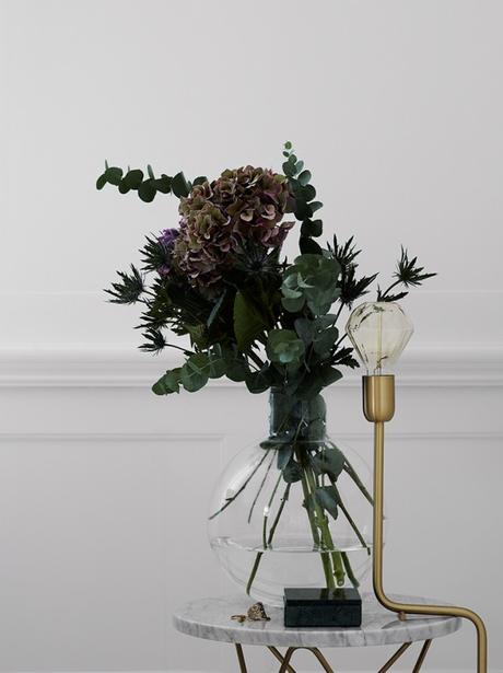 Únicamente decoración con molduras mesa de marmol