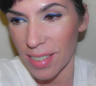 Tendencias de primavera: Bright Blue Eyes (Look, manicura & outfit)