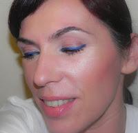 Tendencias de primavera: Bright Blue Eyes (Look, manicura & outfit)