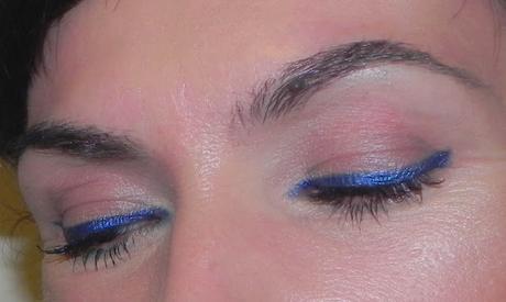 Tendencias de primavera: Bright Blue Eyes (Look, manicura & outfit)