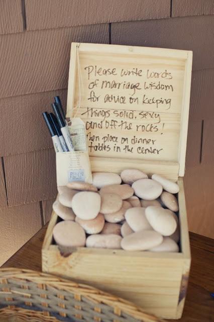 Piedras para que tus invitados dejen un mensaje - Foto: www.atodoconfetti.com