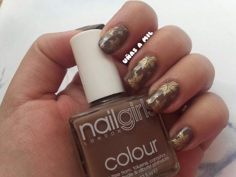 Diseño de uñas con estampación en marrón y dorado uñas_a_mil_diseño_uñas_marron_dorado_hojas_otoño_nail_art_estampacion