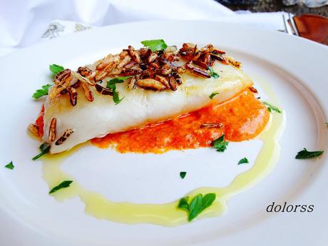 Suprema de merluza con salsa romesco y arroz salvaje Suprema de merluza con salsa romesco y arroz salvaje