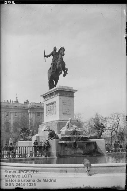 Ramón. Cochecito de paseo de la Plaza de Oriente