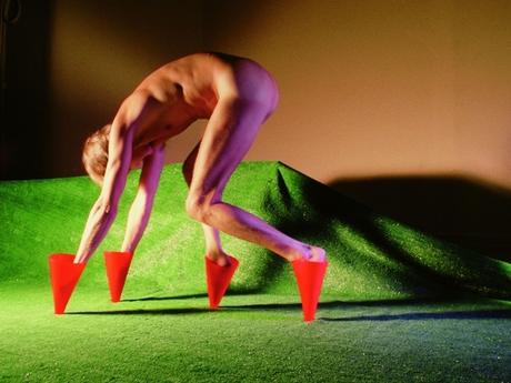 Fotografía y performance en la Tate La pieza Marker Cones (1982), de Jimmy De Sana, incluida en la exposición.