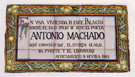Antonio Machado y su monumento.
