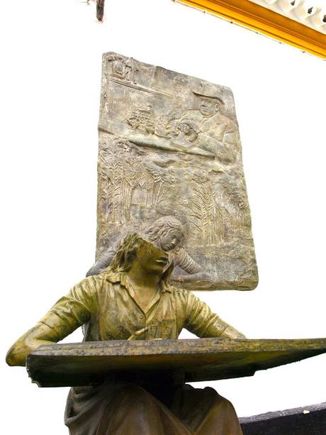 Antonio Machado y su monumento.