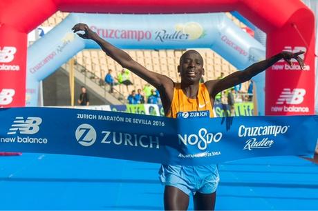 Lluvia de récord en una edición historia de la Maratón de Sevilla 2016.
( Mi quinta Maratón )