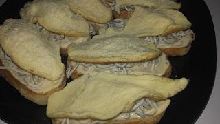 Tostas de gulas con mousse de tortilla