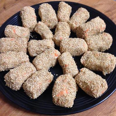 Croquetas frías de garbanzos y zanahorias con sésamo tostado