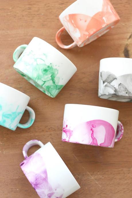DIY: MÁRCATE UN JUEGO DE CAFÉ NUEVO con pintauñas de colores DIY: MÁRCATE UN JUEGO DE CAFÉ NUEVO con pintauñas de colores