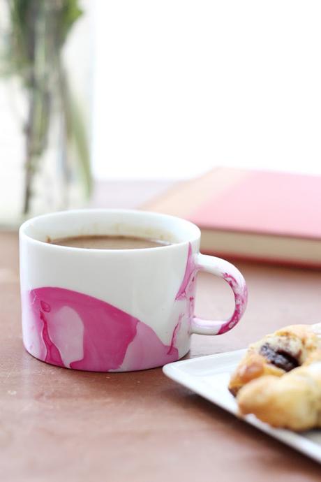 DIY: MÁRCATE UN JUEGO DE CAFÉ NUEVO con pintauñas de colores DIY: MÁRCATE UN JUEGO DE CAFÉ NUEVO con pintauñas de colores
