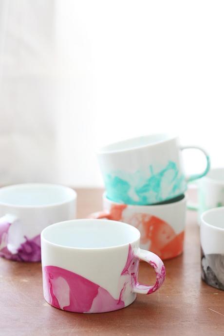 DIY: MÁRCATE UN JUEGO DE CAFÉ NUEVO con pintauñas de colores DIY: MÁRCATE UN JUEGO DE CAFÉ NUEVO con pintauñas de colores