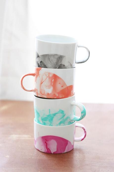 DIY: MÁRCATE UN JUEGO DE CAFÉ NUEVO con pintauñas de colores DIY: MÁRCATE UN JUEGO DE CAFÉ NUEVO con pintauñas de colores
