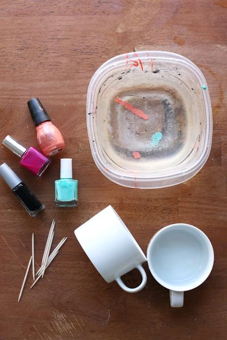 DIY: MÁRCATE UN JUEGO DE CAFÉ NUEVO con pintauñas de colores DIY: MÁRCATE UN JUEGO DE CAFÉ NUEVO con pintauñas de colores