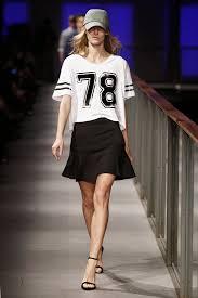 como combinar prendas de diferentes estilos combinacion de prendas anchas y estrechas