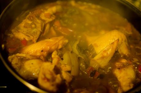 Pollo a la cerveza negra con patatas de guarnición Pollo a la cerveza negra con patatas de guarnición