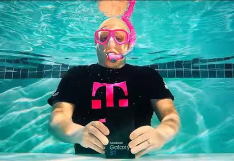 Esto si es publicidad. Unboxing Galaxy S7 ¡Bajo el agua!