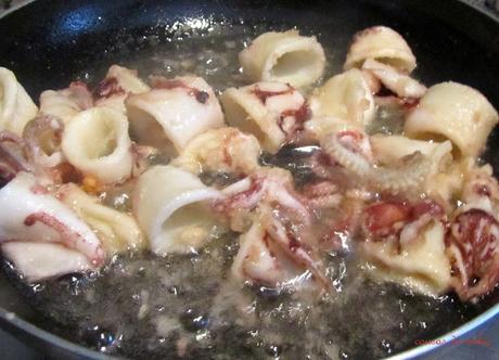 Ensalada, calamares, y salsa de tomate griegos Ensalada, calamares, y salsa de tomate griegos