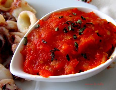 Ensalada, calamares, y salsa de tomate griegos Ensalada, calamares, y salsa de tomate griegos