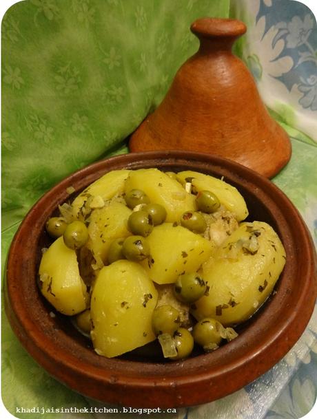 TAGINE DE POULET AUX POMMES DE TERRE ET AUX OLIVES / CHICKEN TAGINE WITH POTATOES AND OLIVES / TAJINE DE POLLO CON PATATAS Y ACEITUNAS / طاجين الدجاج بالبطاطا و الزيتون