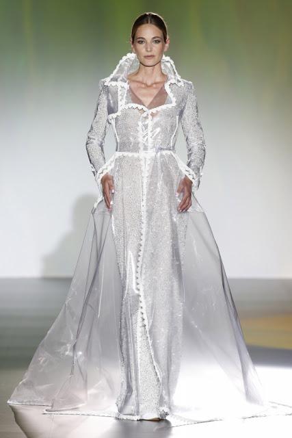 Vestido de novia con abrigo de Isabel Zapardiez
