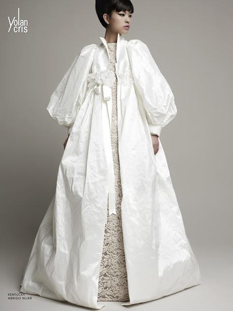 Vestido de novia con abrigo de Yolan Cris