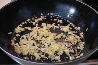 Potaje de garbanzos con espinacas y huevo flor