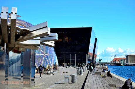 Edificios modernos al lado del puerto Edificios modernos al lado del puerto