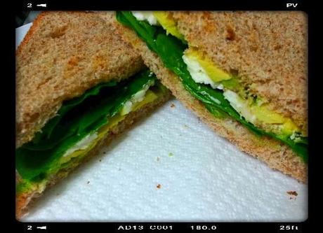 Sandwich de espinacas, aguacate, queso y paté ibérico