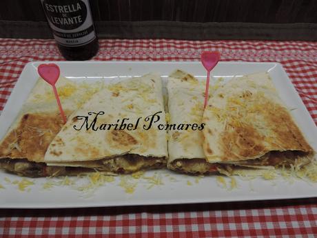 Quesadilla de pimientos, cebolla con atún fresco y queso. Quesadilla de pimientos, cebolla con atún fresco y queso.