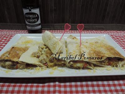 Quesadilla de pimientos, cebolla con atún fresco y queso. Quesadilla de pimientos, cebolla con atún fresco y queso.