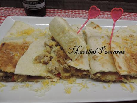 Quesadilla de pimientos, cebolla con atún fresco y queso. Quesadilla de pimientos, cebolla con atún fresco y queso.