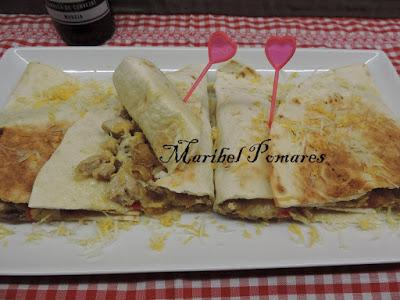 Quesadilla de pimientos, cebolla con atún fresco y queso. Quesadilla de pimientos, cebolla con atún fresco y queso.