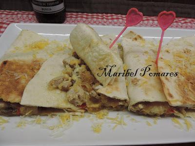 Quesadilla de pimientos, cebolla con atún fresco y queso. Quesadilla de pimientos, cebolla con atún fresco y queso.