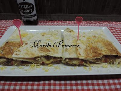 Quesadilla de pimientos, cebolla con atún fresco y queso. Quesadilla de pimientos, cebolla con atún fresco y queso.