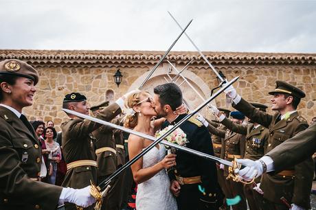 beso-salida-novios-espadas-fotografo-boda-teruel