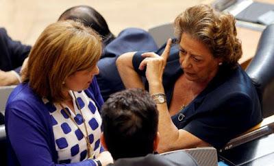 Barberá sale de su escondite, muestra su cara y grita: “Yo no dimito”. Barberá sale de su escondite, muestra su cara y grita: “Yo no dimito”.