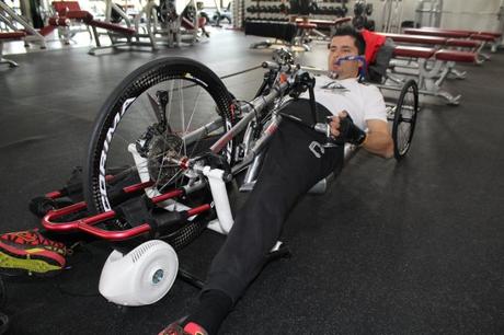 Alejandro García entrenando en su 'handbike'. :: Sur