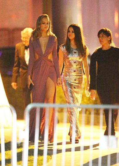 Selena Gomez y Josephine Skriver salen del Vanity Oscar Party