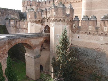 Ruta desde Toledo a Astorga, Castrillo de los Polvazares y vuelta por el castillo de Coca en Segovia.