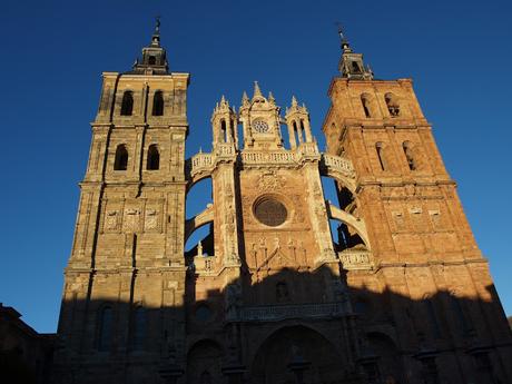 Ruta desde Toledo a Astorga, Castrillo de los Polvazares y vuelta por el castillo de Coca en Segovia.