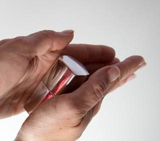 Para mezclar el esmalte de uñas no agites arriba y abajo la botella, hazlo rodar sobre las palmas de tus manos Para mezclar el esmalte de uñas no agites arriba y abajo la botella, hazlo rodar sobre las palmas de tus manos