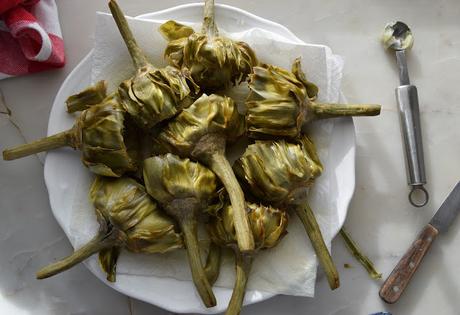 Carciofi alla giudea o alcachofas enteras fritas al estilo judeo-romano