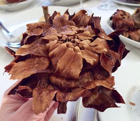 Carciofi alla giudea o alcachofas enteras fritas al estilo judeo-romano